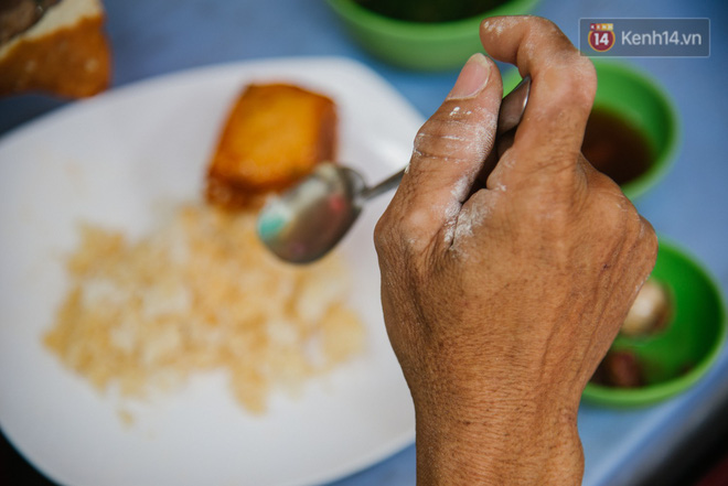 Cô bán cơm dễ thương hết sức ở Sài Gòn: 10 ngàn cũng bán, khách nhiêu tiền cũng có cơm ăn Cô bán cơm dễ thương hết sức ở Sài Gòn: 10 ngàn cũng bán, khách nhiêu tiền cũng có cơm ăn