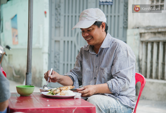 Cô bán cơm dễ thương hết sức ở Sài Gòn: 10 ngàn cũng bán, khách nhiêu tiền cũng có cơm ăn Cô bán cơm dễ thương hết sức ở Sài Gòn: 10 ngàn cũng bán, khách nhiêu tiền cũng có cơm ăn