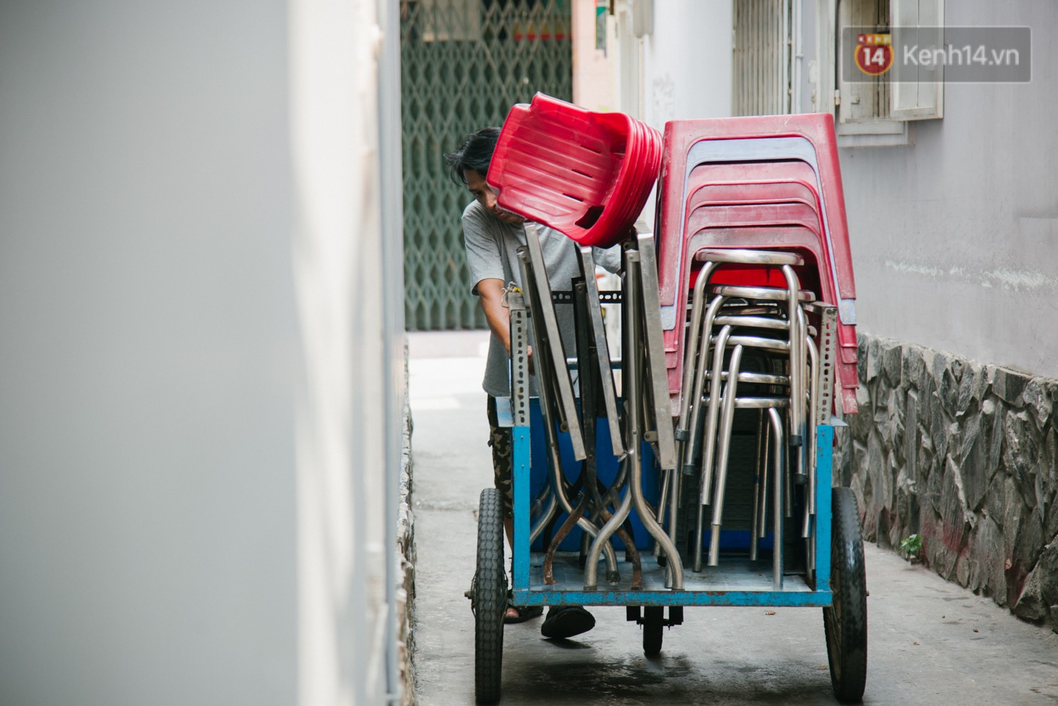 Cô bán cơm dễ thương hết sức ở Sài Gòn: 10 ngàn cũng bán, khách nhiêu tiền cũng có cơm ăn