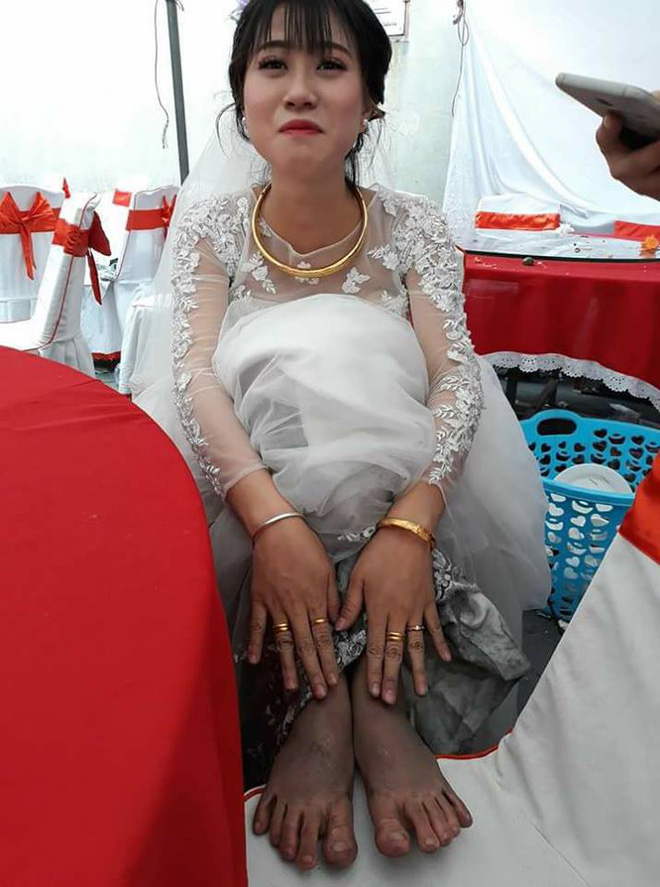 Bức ảnh cô dâu và đôi chân lấm lem khiến người xem vừa buồn cười vừa khó hiểu