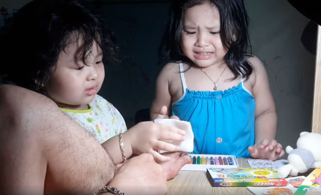 Hai cô nàng tí hon đốn tim cư dân mạng khi loay hoay tìm cách cứu thương cho vết xước bé tẹo ở chân bố