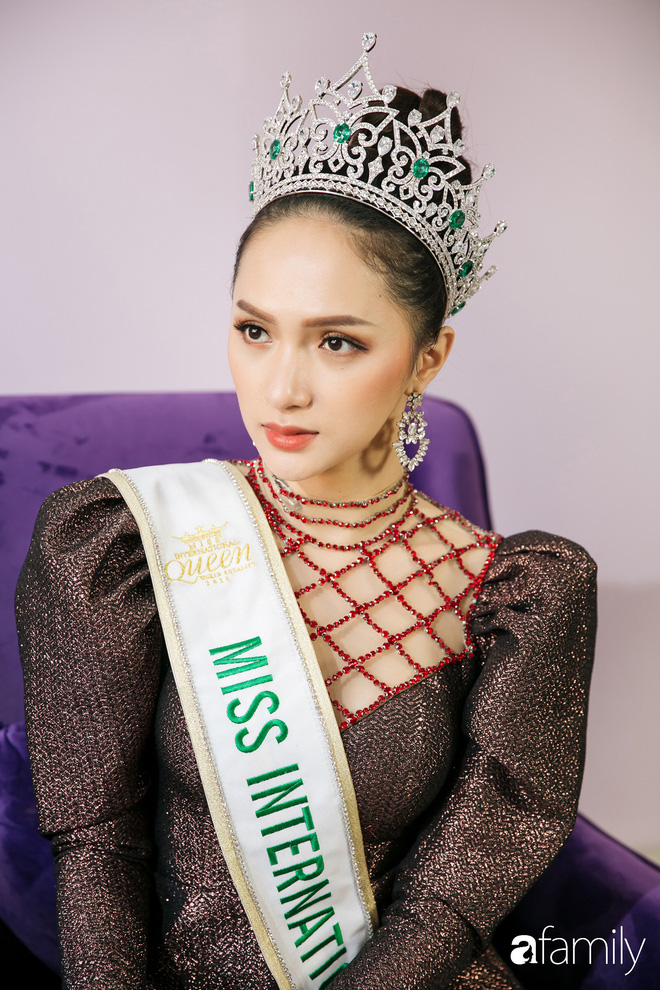 Hoa hậu Hương Giang: Lần đầu tiên sau 7 năm, bố mới dám đưa tôi về quê nội thắp hương Hoa hậu Hương Giang: Lần đầu tiên sau 7 năm, bố mới dám đưa tôi về quê nội thắp hương