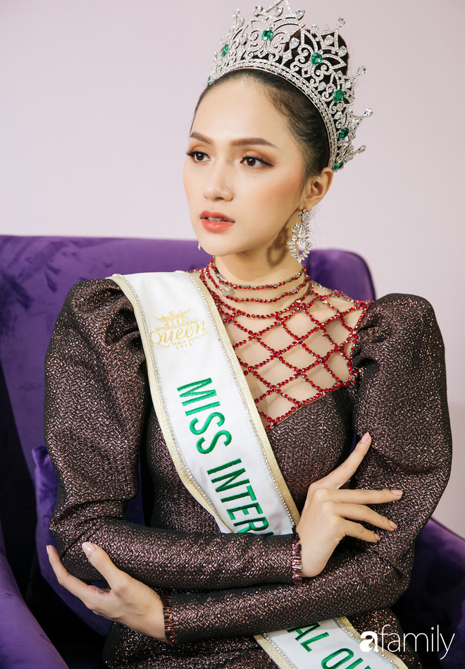 Hoa hậu Hương Giang: Lần đầu tiên sau 7 năm, bố mới dám đưa tôi về quê nội thắp hương Hoa hậu Hương Giang: Lần đầu tiên sau 7 năm, bố mới dám đưa tôi về quê nội thắp hương