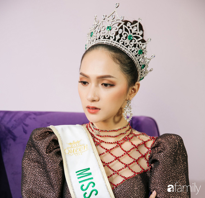 Hoa hậu Hương Giang: Lần đầu tiên sau 7 năm, bố mới dám đưa tôi về quê nội thắp hương Hoa hậu Hương Giang: Lần đầu tiên sau 7 năm, bố mới dám đưa tôi về quê nội thắp hương