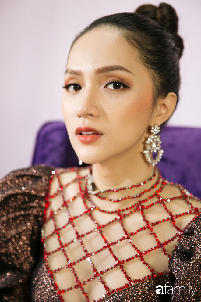Hoa hậu Hương Giang: Lần đầu tiên sau 7 năm, bố mới dám đưa tôi về quê nội thắp hương Hoa hậu Hương Giang: Lần đầu tiên sau 7 năm, bố mới dám đưa tôi về quê nội thắp hương