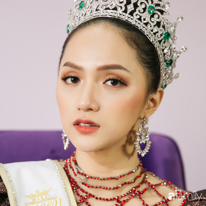 Hoa hậu Hương Giang: Lần đầu tiên sau 7 năm, bố mới dám đưa tôi về quê nội thắp hương Hoa hậu Hương Giang: Lần đầu tiên sau 7 năm, bố mới dám đưa tôi về quê nội thắp hương