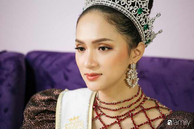 Hoa hậu Hương Giang: Lần đầu tiên sau 7 năm, bố mới dám đưa tôi về quê nội thắp hương Hoa hậu Hương Giang: Lần đầu tiên sau 7 năm, bố mới dám đưa tôi về quê nội thắp hương