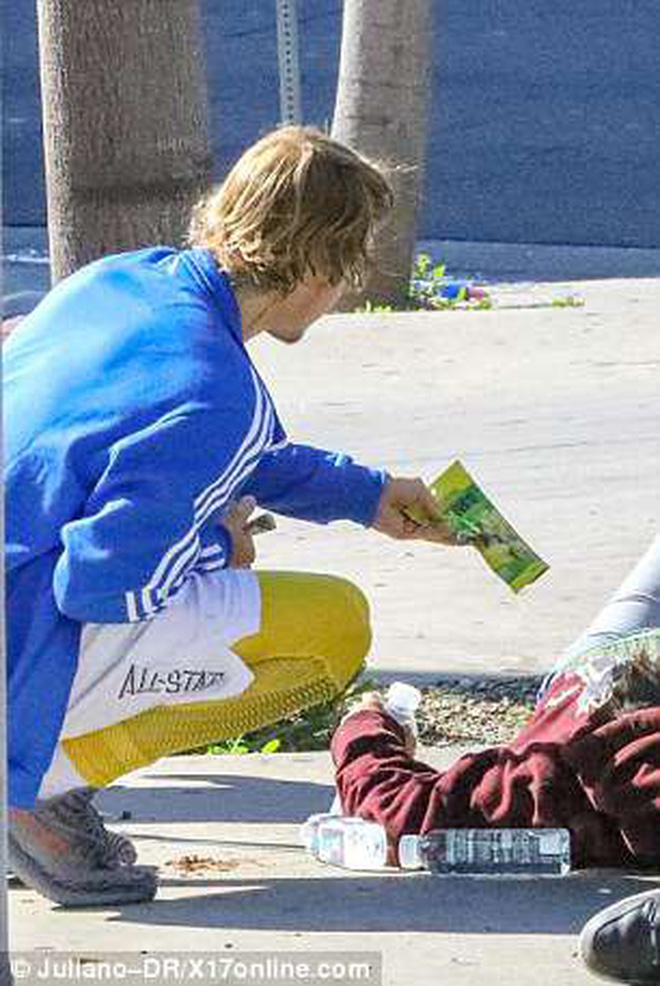 Justin Bieber nay đã khác: Siêu sao thế giới nằm ra giữa đường trò chuyện và giúp đỡ người vô gia cư Justin Bieber nay đã khác: Siêu sao thế giới nằm ra giữa đường trò chuyện và giúp đỡ người vô gia cư