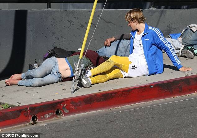 Justin Bieber nay đã khác: Siêu sao thế giới nằm ra giữa đường trò chuyện và giúp đỡ người vô gia cư