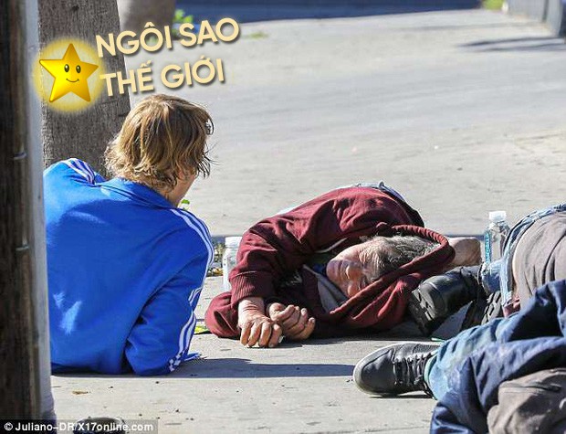 Justin Bieber nay đã khác: Siêu sao thế giới nằm ra giữa đường trò chuyện và giúp đỡ người vô gia cư