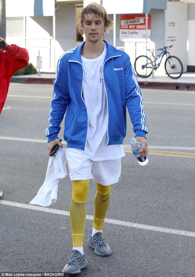 Justin Bieber nay đã khác: Siêu sao thế giới nằm ra giữa đường trò chuyện và giúp đỡ người vô gia cư