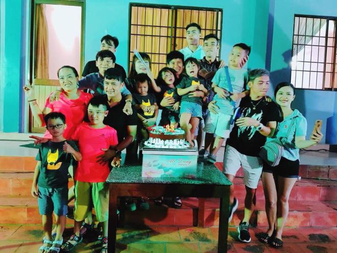 Lý Hải cùng 4 đứa con tổ chức sinh nhật vui tưng bừng cho bà xã Minh Hà