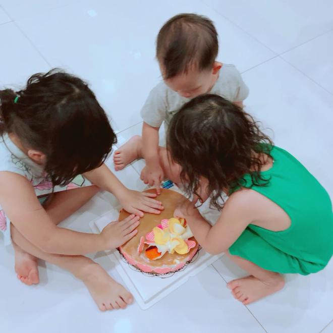 Lý Hải cùng 4 đứa con tổ chức sinh nhật vui tưng bừng cho bà xã Minh Hà