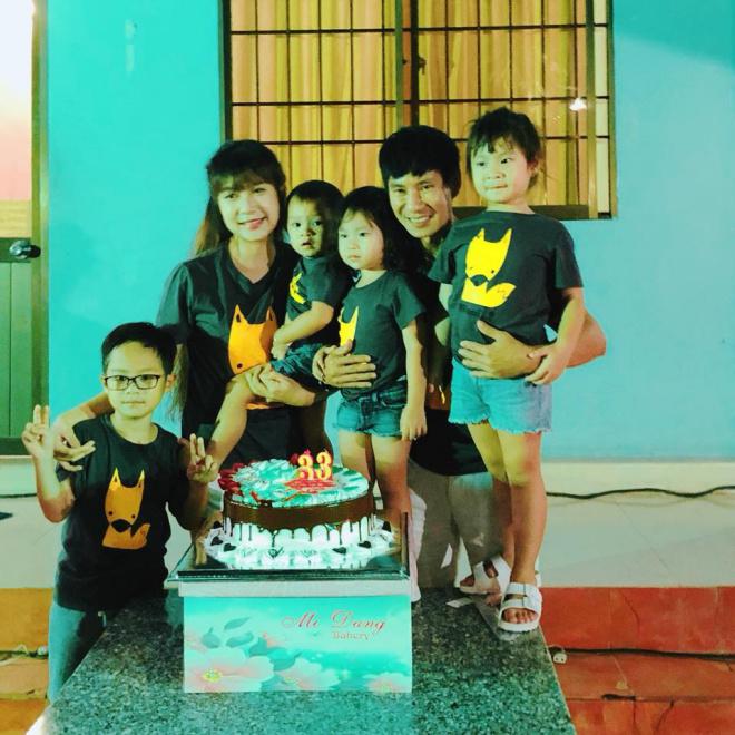Lý Hải cùng 4 đứa con tổ chức sinh nhật vui tưng bừng cho bà xã Minh Hà