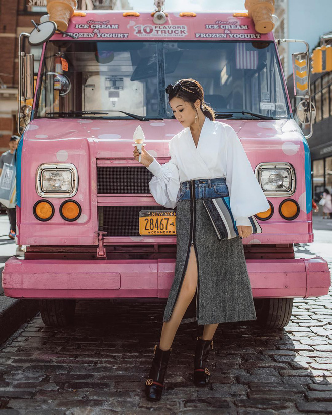 Sơmi cách điệu + quần jeans: Quý cô châu Á đang khởi động mùa hè bằng combo điệu đà mà năng động này