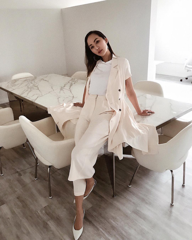 Sơmi cách điệu + quần jeans: Quý cô châu Á đang khởi động mùa hè bằng combo điệu đà mà năng động này