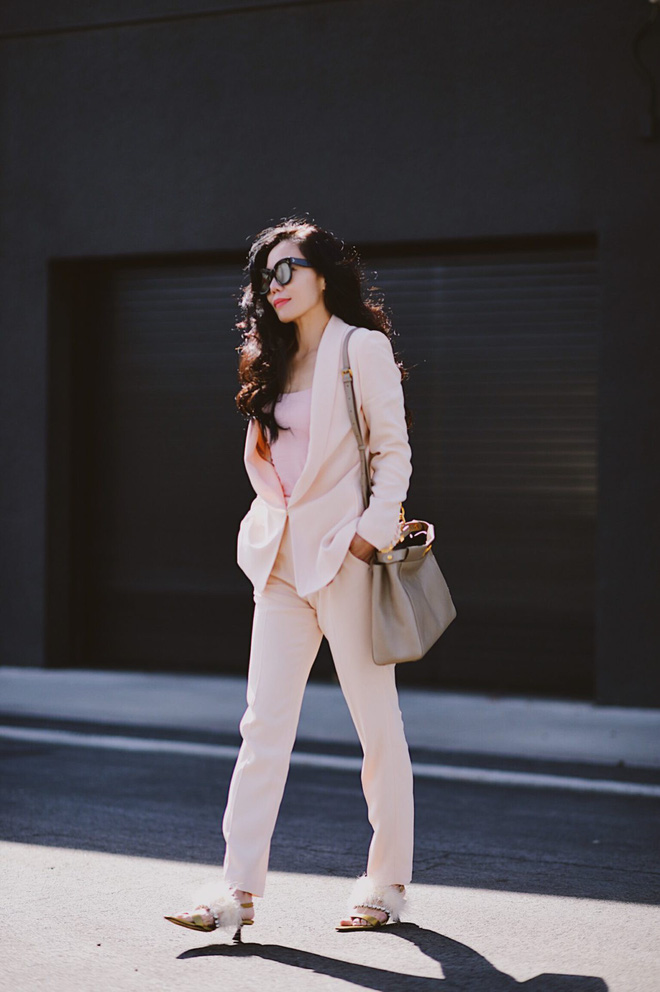 Sơmi cách điệu + quần jeans: Quý cô châu Á đang khởi động mùa hè bằng combo điệu đà mà năng động này