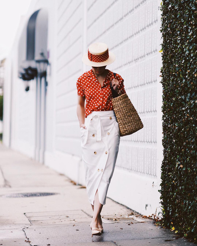 Sơmi cách điệu + quần jeans: Quý cô châu Á đang khởi động mùa hè bằng combo điệu đà mà năng động này