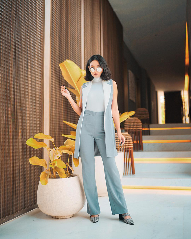 Sơmi cách điệu + quần jeans: Quý cô châu Á đang khởi động mùa hè bằng combo điệu đà mà năng động này