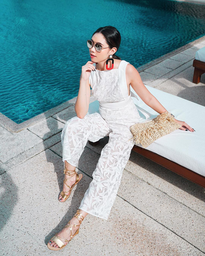 Sơmi cách điệu + quần jeans: Quý cô châu Á đang khởi động mùa hè bằng combo điệu đà mà năng động này