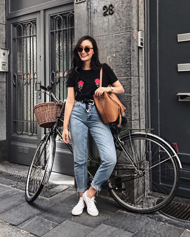 Sơmi cách điệu + quần jeans: Quý cô châu Á đang khởi động mùa hè bằng combo điệu đà mà năng động này
