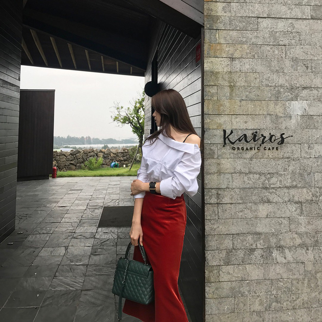 Sơmi cách điệu + quần jeans: Quý cô châu Á đang khởi động mùa hè bằng combo điệu đà mà năng động này