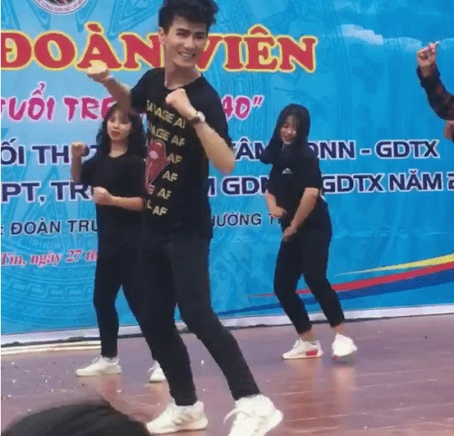 Thầy giáo trẻ cùng học trò quẩy Despacito trên sân khấu