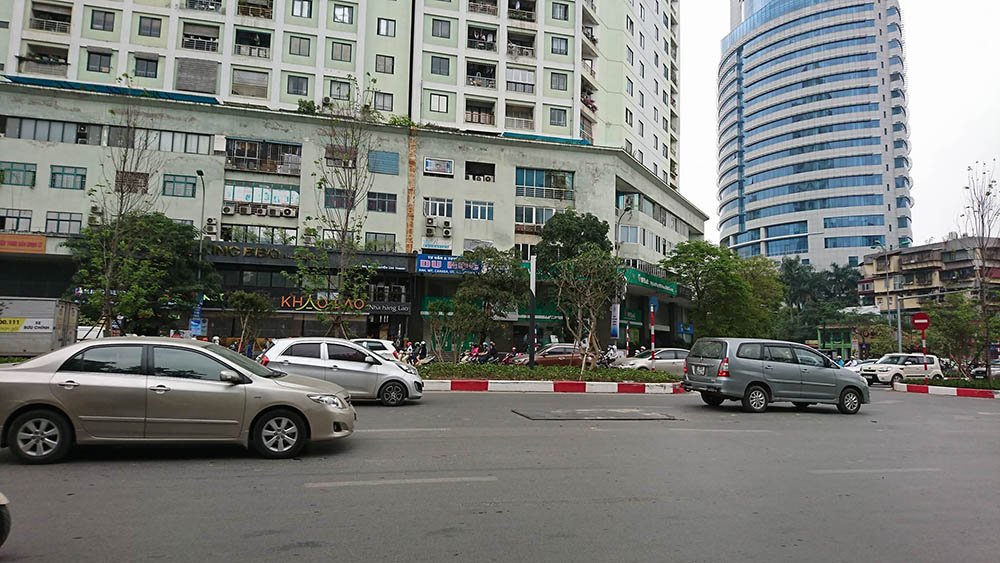 Sập hố ga, xế hộp mắc cạn trên phố Hà Nội