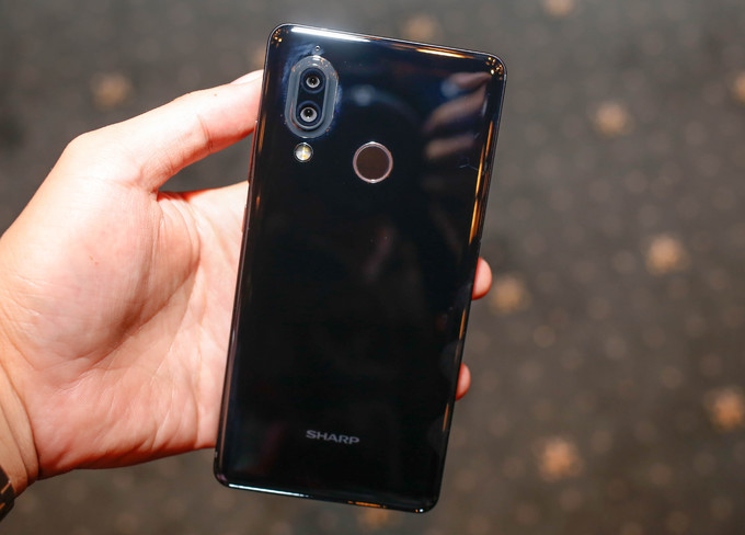 Sharp đưa smartphone màn hình 6 inch nhỏ nhất thế giới vào Việt Nam