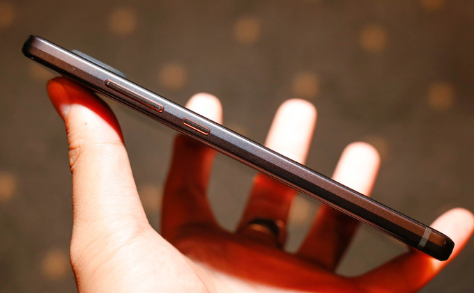 Sharp đưa smartphone màn hình 6 inch nhỏ nhất thế giới vào Việt Nam