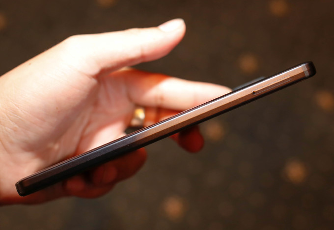 Sharp đưa smartphone màn hình 6 inch nhỏ nhất thế giới vào Việt Nam