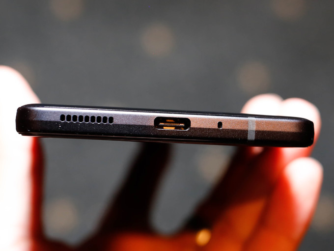 Sharp đưa smartphone màn hình 6 inch nhỏ nhất thế giới vào Việt Nam