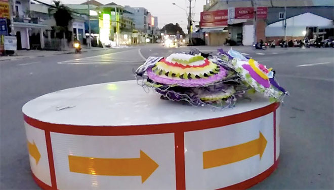 Giật mình với cả trăm vòng hoa viếng đổ đầy đường