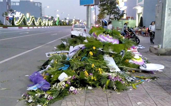 Giật mình với cả trăm vòng hoa viếng đổ đầy đường