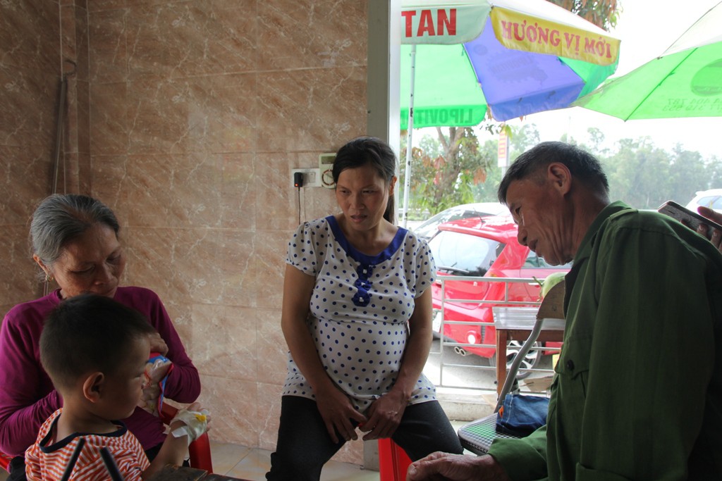 Tâm sự của người mẹ có con trai bị cha dượng bạo hành: Nhìn các vết bầm tím trên mặt con mà xót xa đến quặn lòng