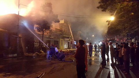 Cháy lớn giữa khu dân cư trung tâm Hải Phòng