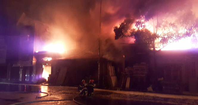 Cháy lớn giữa khu dân cư trung tâm Hải Phòng