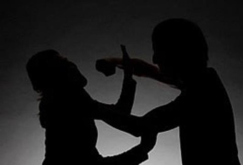 Chồng đâm chết vợ trước bệnh viện rồi cầm dao đâm tự sát