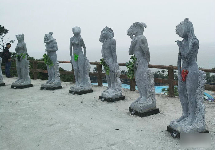 Tượng 12 con giáp: Yêu cầu quây kín vườn, cắm biển 18+