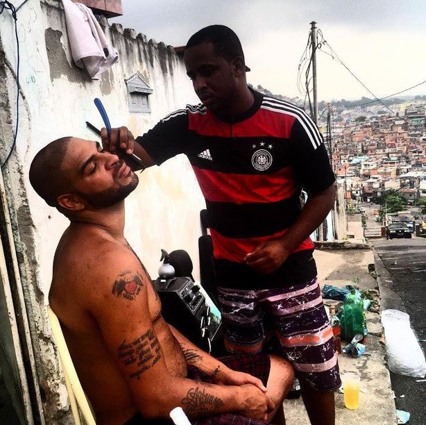 Hoàng đế Adriano nhập viện vì tự cắt vào tay