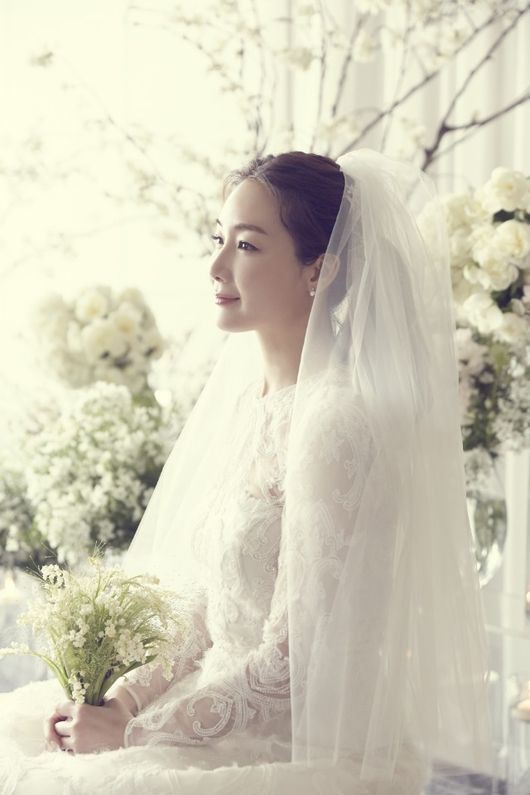 Lộ ảnh cưới hiếm hoi của 'nữ hoàng nước mắt' Choi Ji Woo: Cô dâu xinh đẹp tựa thiên thần Lộ ảnh cưới hiếm hoi của 'nữ hoàng nước mắt' Choi Ji Woo: Cô dâu xinh đẹp tựa thiên thần