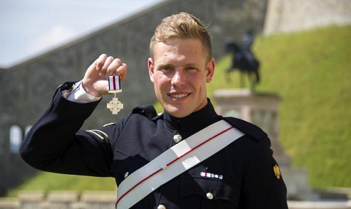 Hạ sĩ Anh bán huân chương anh hùng để trả tiền mua nhà