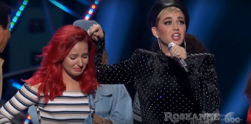 Katy Perry bị ném đá vì trò đùa lố trên sóng truyền hình Katy Perry bị ném đá vì trò đùa lố trên sóng truyền hình