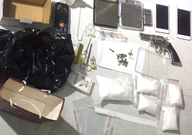 Bắt 2 thanh niên tàng trữ súng và 1 kg ma túy đá