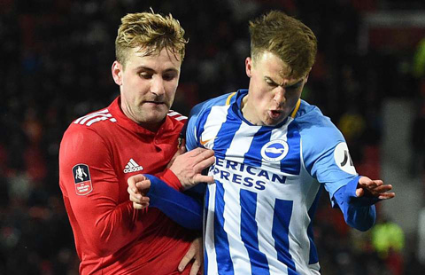 Shaw cãi nhau tay đôi với Mourinho trong phòng thay đồ M.U