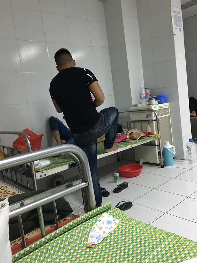 Clip Thanh niên ngầu cả ngày chăm con cho vợ nằm nghỉ ngơi nhận nhiều lời khen từ cư dân mạng Clip Thanh niên ngầu cả ngày chăm con cho vợ nằm nghỉ ngơi nhận nhiều lời khen từ cư dân mạng