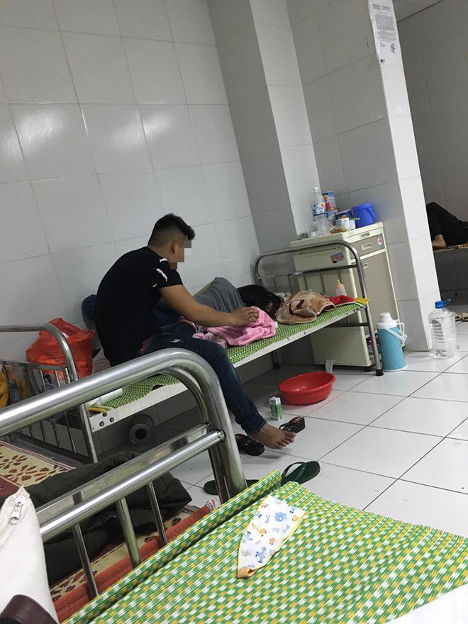 Clip Thanh niên ngầu cả ngày chăm con cho vợ nằm nghỉ ngơi nhận nhiều lời khen từ cư dân mạng Clip Thanh niên ngầu cả ngày chăm con cho vợ nằm nghỉ ngơi nhận nhiều lời khen từ cư dân mạng