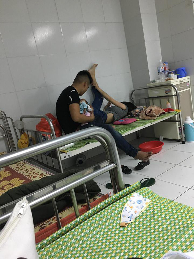 Clip Thanh niên ngầu cả ngày chăm con cho vợ nằm nghỉ ngơi nhận nhiều lời khen từ cư dân mạng Clip Thanh niên ngầu cả ngày chăm con cho vợ nằm nghỉ ngơi nhận nhiều lời khen từ cư dân mạng