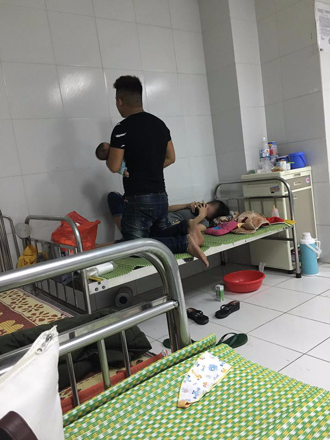 Clip Thanh niên ngầu cả ngày chăm con cho vợ nằm nghỉ ngơi nhận nhiều lời khen từ cư dân mạng Clip Thanh niên ngầu cả ngày chăm con cho vợ nằm nghỉ ngơi nhận nhiều lời khen từ cư dân mạng