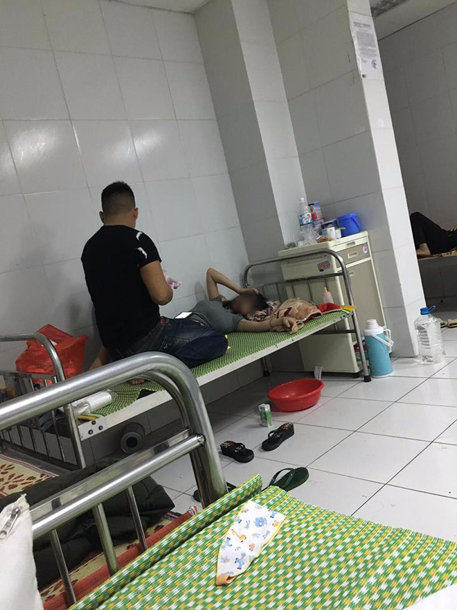 Clip Thanh niên ngầu cả ngày chăm con cho vợ nằm nghỉ ngơi nhận nhiều lời khen từ cư dân mạng Clip Thanh niên ngầu cả ngày chăm con cho vợ nằm nghỉ ngơi nhận nhiều lời khen từ cư dân mạng